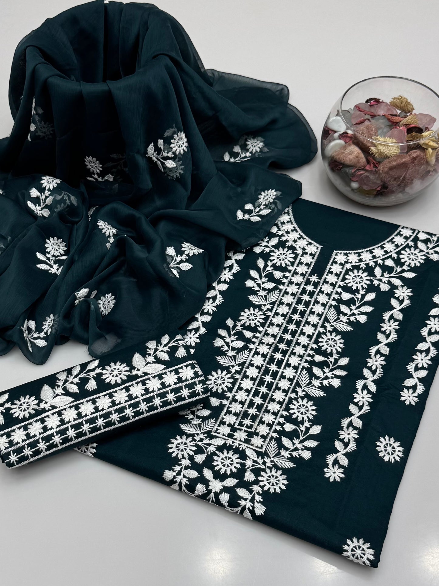 Computer Pakka Embroidery On Pure Lawn 3pc Dress 👗